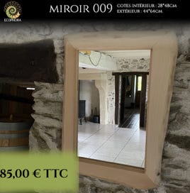 Miroir artisanal avec cadre en hêtre asymétrique, mélange d’élégance brute et de savoir-faire local.