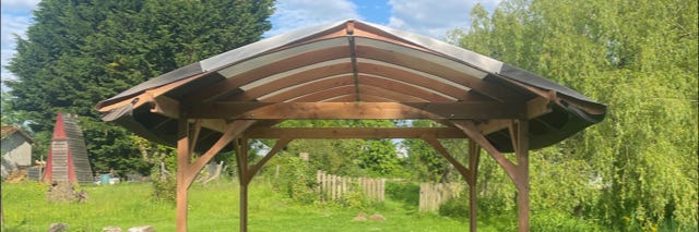 Tonnelle en bois massif fabriquée artisanalement – structure extérieure durable pour jardin, terrasse ou lieu d’accueil. Création signée Ecophora.