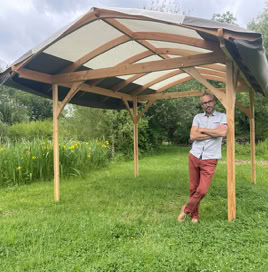 Portrait avec la tonnelle – rencontre entre le geste artisanal et le mobilier d’extérieur pensé pour durer.