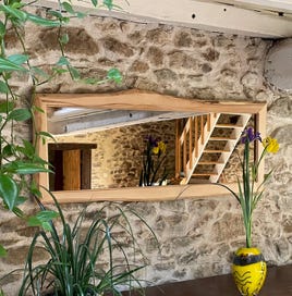Miroir artisanal grand format avec cadre en hêtre naturel, finition huilée, pièce unique avec lignes organiques, fabriqué par Ecophora.