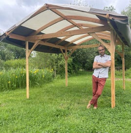 Portrait avec la tonnelle – rencontre entre le geste artisanal et le mobilier d’extérieur pensé pour durer.