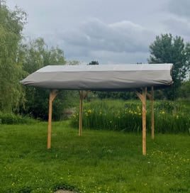 Tonnelle artisanale en bois – vue de face mettant en valeur la symétrie, la stabilité et la présence chaleureuse de la structure.