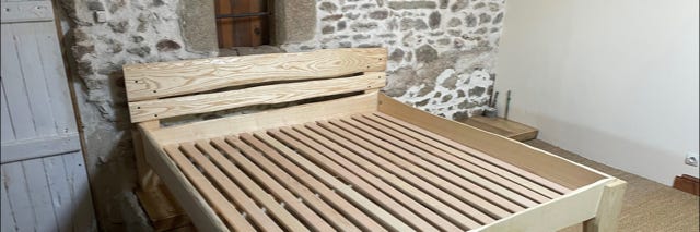 Bois de lit en frêne massif – fabrication artisanale, lignes sobres et durables pour une chambre naturelle et chaleureuse. Modèle unique conçu par Ecophora.