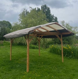 Tonnelle en douglas  – structure de fabrication artisanale adaptée pour l’extérieur, élégante et durable.