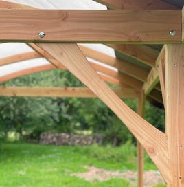 Zoom sur l’assemblage entre poteau et sablière – finitions soignées et robustesse des assemblages traditionnels en bois.