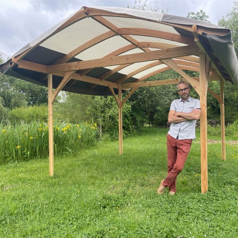 Tonnelle en bois massif conçue par Ecophora – structure artisanale pour jardin ou terrasse, idéale pour créer un espace ombragé naturel et durable.