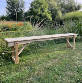 Banc pliant assorti à la table, en bois massif. Confortable, esthétique et facile à ranger, parfait pour les repas conviviaux en plein air.