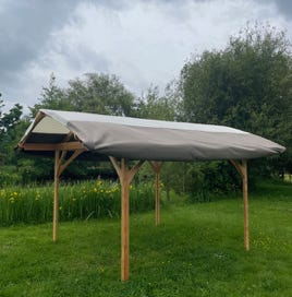 Tonnelle en bois massif vue de trois quarts – structure artisanale conçue pour l’extérieur, élégante et durable.