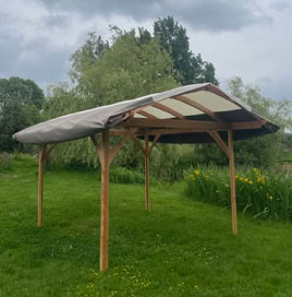 Tonnelle en douglas  – structure de fabrication artisanale adaptée pour l’extérieur, élégante et durable.